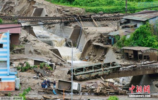 台风浣熊引发日本泥石流 房屋街道被冲毁(组