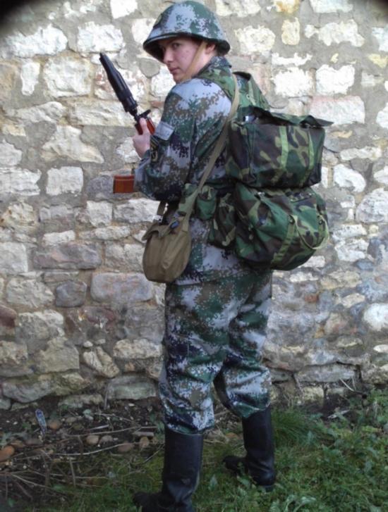 外国军迷模仿解放军装扮:装束古怪形态雷人【