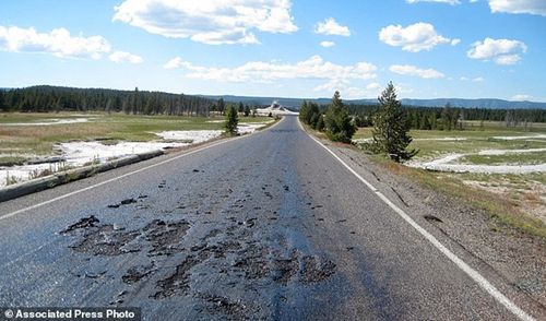 美国黄石公园火山持续放热 柏油马路开始 融化