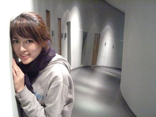 独腿女孩穿高跟鞋爆红网络 堪比明星的民间美