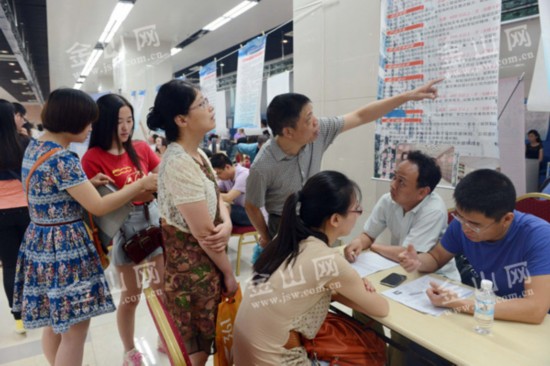 镇江夏季人才交流大会 高校毕业生受青睐