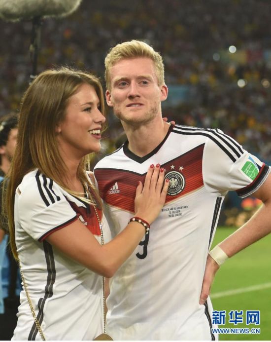 德国太太团观战世界杯决赛(组图)
