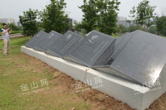 法治元素雕塑亮相镇江丹阳市政府广场