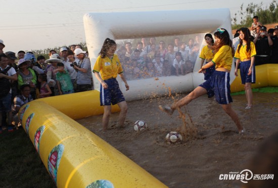 高清:足球宝贝上演泥浆大战 湿身性感助威世界