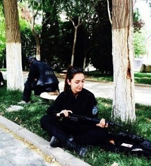 新疆反恐前线美女特警走红 被赞美得冒泡(组图
