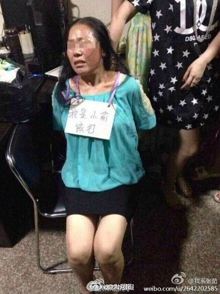 温州店主抓女贼后泄愤 挂牌跪地拍照引争议(图)