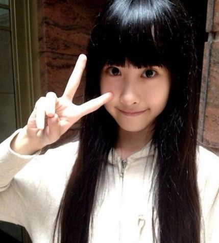12岁小学生扮成20岁红遍网络戳住萌点的小萝莉5