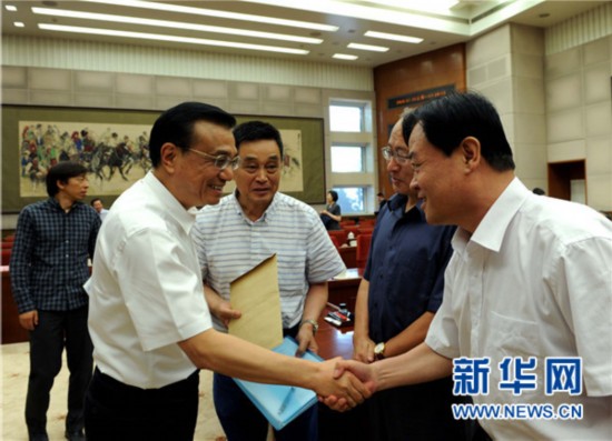 7月14日,中共中央政治局常委、国务院总理李克强在北京主持召开经济形势座谈会,听取部分中央企业、地方国企和民营企业负责人的看法和建议。新华社记者 饶爱民 摄