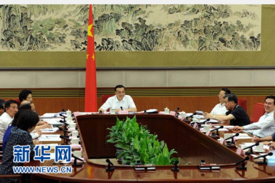 7月14日,中共中央政治局常委、国务院总理李克强在北京主持召开经济形势座谈会,听取部分中央企业、地方国企和民营企业负责人的看法和建议。新华社记者 饶爱民 摄