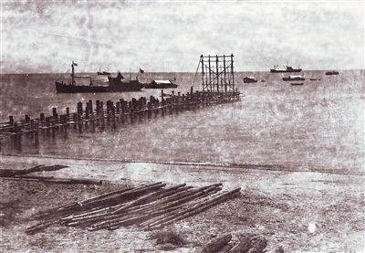 1941��7�£�Ϊ����ʯµ����ʯ���޽��İ�����ӭ���˵�һ����۴�ֻ�����ջ��衣