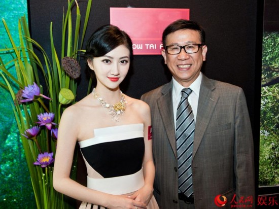 景甜珠宝加身亮相成都 高贵俏丽光彩夺目