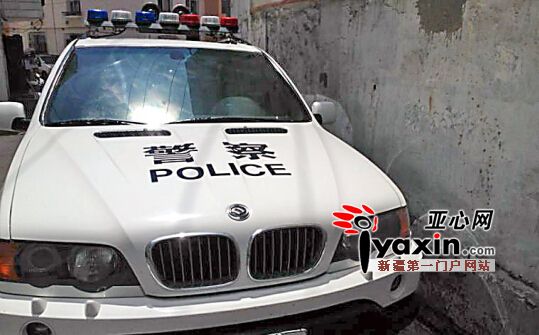 "   帖子附上了这辆新k00xx警车的照片,还附上了一张豪车的车身照片