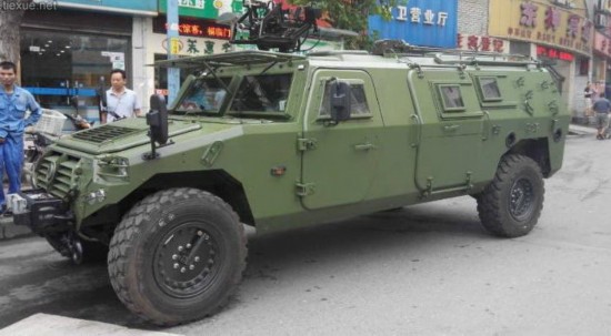近日有网友在街头拍摄到到多辆新型军用装甲越野车,疑似最新版的