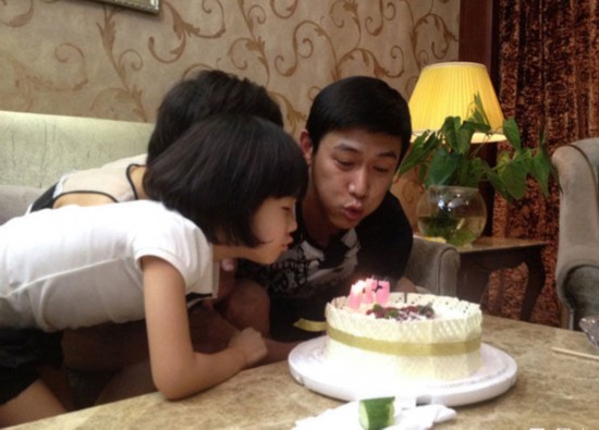 陆毅鲍蕾无视女儿热吻庆纪念日 贝儿尴尬盯蜡