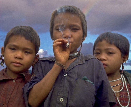 泰国部落儿童吸烟玩步枪采罂粟