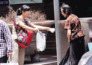 神秘夫妇长期送流浪者免费馒头 从不接受采访
