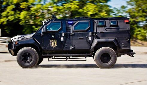 车型:福特f550特警改装车一句话点评:谁是最霸气的反恐精英?