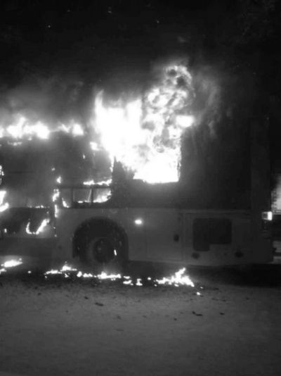 广州公交着火:编织袋冒出浓烟 灭火器根本不管