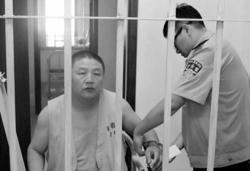 男子以跳广场舞邂逅中老年妇女进行诈骗