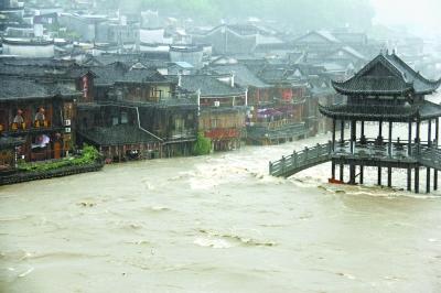 凤凰古城被暴雨淹:积水漫至二楼 临江客栈无游