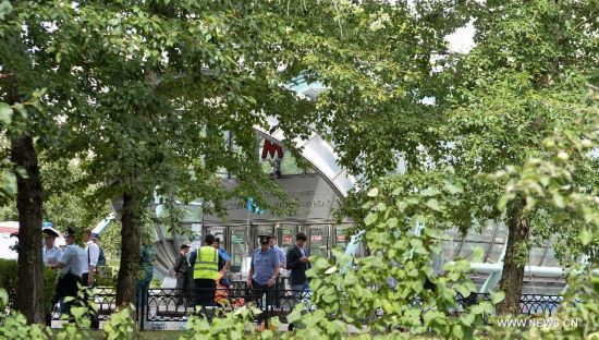 Rescuers and repair personnel work outside the Slavyanski Bulvar subway station in Moscow, capital of Russia, on July 15, 2014. At least 16 people have been confirmed dead after a metro train derailed in Moscow during the morning rush hour on Tuesday, Russian Emergency Situations Minister Vladimir Puchkov said.