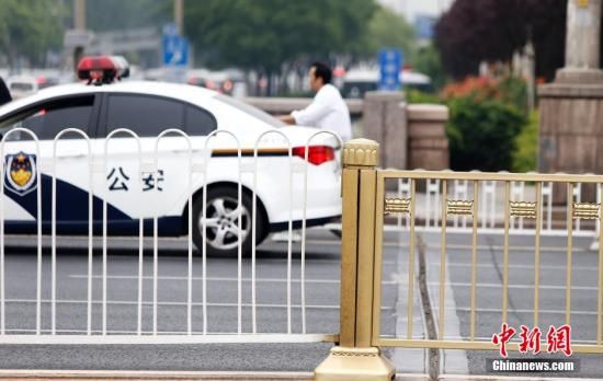 轿车撞长安街金色护栏车头被毁 护栏几乎无损