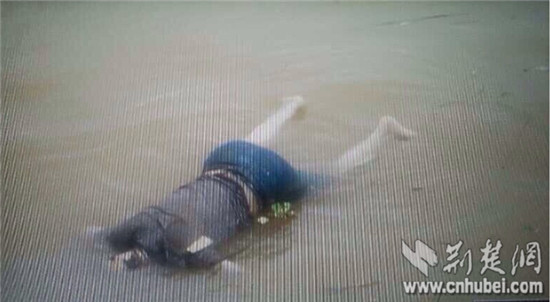 2014年武汉国际横渡长江活动江面发现一男性浮尸(图)
