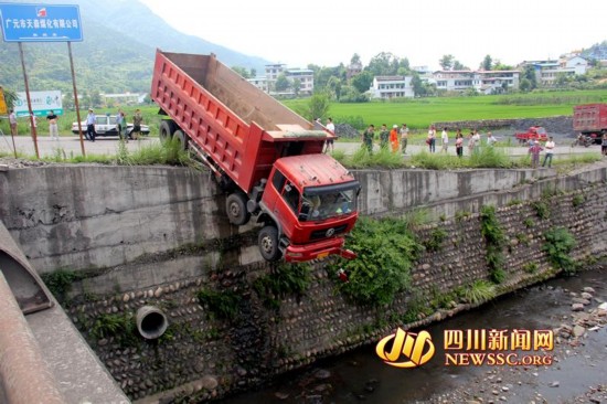 四川一重卡连人带车悬半空 消防员 从天而降 救