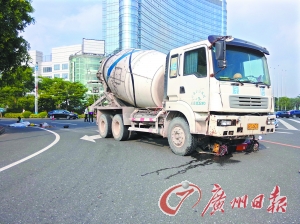 摩托车被水泥搅拌车卷入车底 两人当场死亡(图