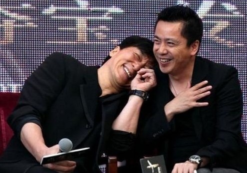 羞答答地依偎在王中磊肩头大秀"撒娇功",真可谓老男人撒娇卖萌威力