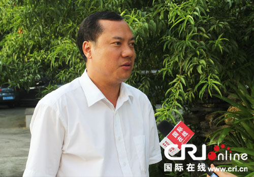 田阳县委书记钟恒钦接受记者采访.(王海霞 摄)