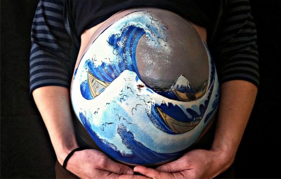 肚皮上的彩绘 英画家在孕妇腹部上作画