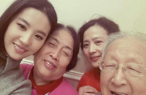 刘亦菲家族照全曝光 外婆小姨美貌惊为天人