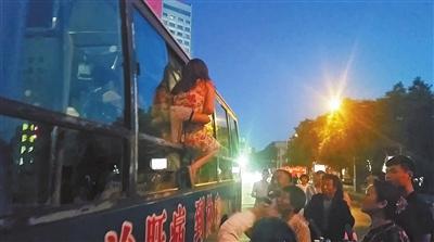 女子吸毒产生幻觉马路撒钱 多人捡钱仅一人归