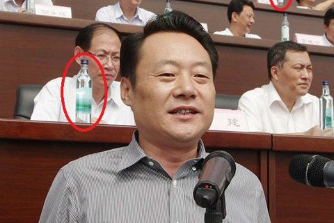 安庆市委书记虞爱华身后主席台上的高档矿泉水每瓶30多元.
