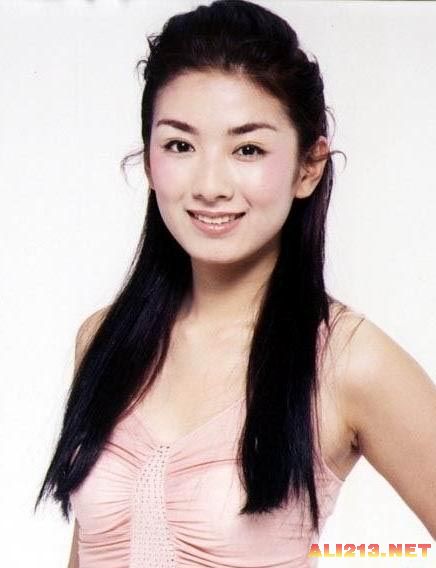 《新女驸马》那个时候的黄奕虽然脸有些圆,不过很耐看,可是现在