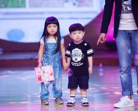 《爸爸2》Grace嘟嘴偷亲韩国小眼正太 Joe大