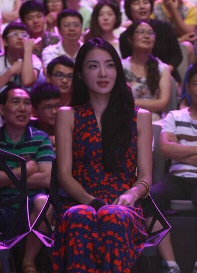 曹格老婆身材火辣大长腿小蛮腰 网友呼不像两个孩子的妈