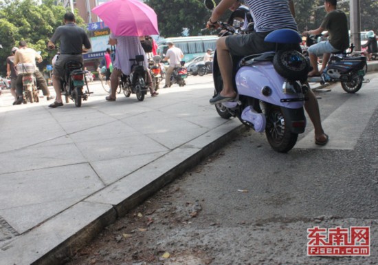 安全岛和路面有落差,车主停车用脚蹬地上岛。 安全岛与地面落差太大,电动车上去困难,在一定车速下,还易翻车。日前,网友小美反映称:福州象园高架桥下的安全岛比路面高出七八厘米,电动车上去困难,存在安全隐患,希望能进行人性化修改。 15日,记者在象园高架桥下看到,该处安全岛与路面接合处的落差确实较高,有8厘米左右。自行车或电动车主通过时都要停下来,把车牵行上岛。要是速度快直接上岛的话,容易引发安全事故。 昨天下午,分别有一男一女在下安全岛时摔倒,有个二十来岁的女孩子摔得最严重,膝盖都是