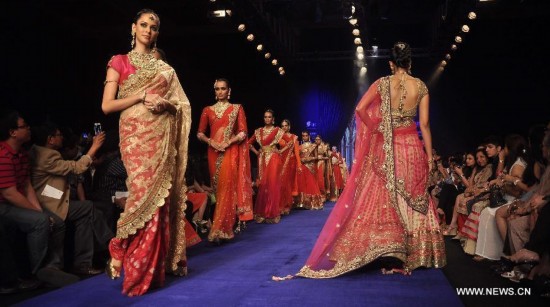 Models display the collection of jewellery designer Vijay Golecha at India International Jewellery Week 2014 in Mumbai, India, July 16, 2014.