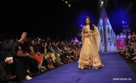 Models display the collection of jewellery designer Vijay Golecha at India International Jewellery Week 2014 in Mumbai, India, July 16, 2014.