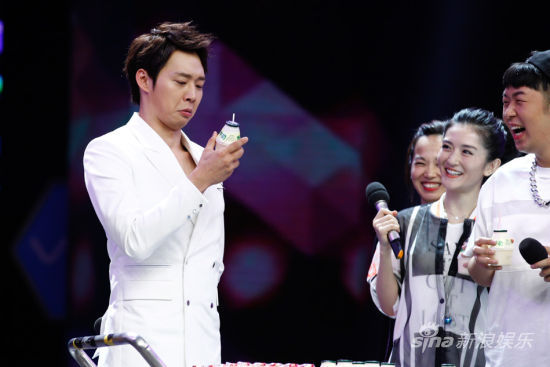 朴有天抱谢娜撒娇痛哭 吐舌卖萌教何炅跳舞逗