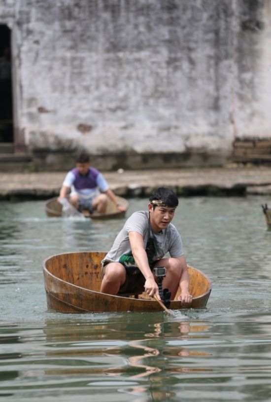 《爸爸去哪儿》第二季萌娃搞笑乡村风 逗趣不
