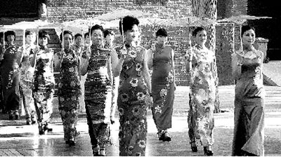 10余名女子穿旗袍在少林寺前走秀被劝离 僧人