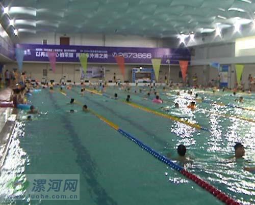 漯河:游泳馆成为学生暑期生活好去处