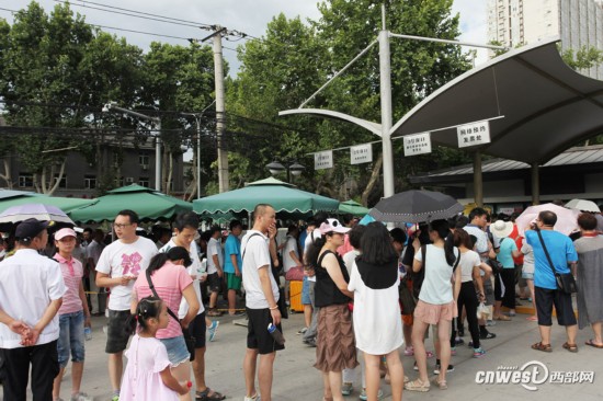 陕西历史博物馆暑期游客爆馆 游客带折叠凳排队