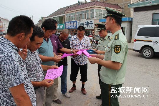 盐城官兵开展青奥倒计时安全行车教育活动