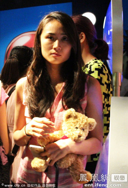 李小鹏提前庆生 获女儿奥莉羞涩献吻[高清大图