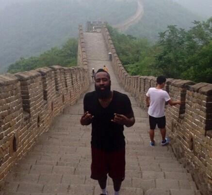 哈登游长城引球迷吐槽:长城上你能防守了吧