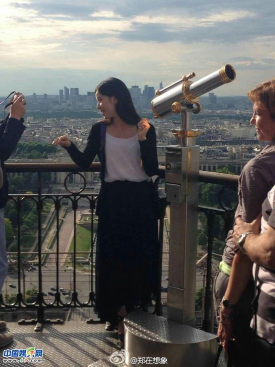 刘强东带女友甜蜜游巴黎 奶茶妹翘脚撒娇摆拍